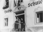 1952-00-00 - Lehrerinnen vor dem Schulhaus