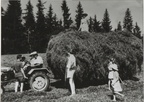 1960-00-00 - Heuernte mit Traktor