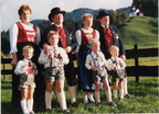 1987-10-18 - Hans und Rudi Oberhauser mit Familien in Ellmauer Tracht