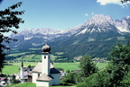 1988-08-00 - Marienkapelle mit dem Dorf Ellmau