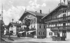 1940-00-00 - Unterer Dorfplatz mit Maibaum und Hakenkreuzfahne