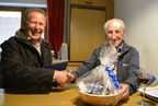 2020-12-01 - Vize-Bürgermeister Gerhard Schermer gratuliert Michael Mayr zum 99. Geburtstag