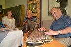 2022-05-04 - Annelies und Sepp Gintsberger musizieren mit Simon Weißbacher beim Klassentreffen der Erstklässler von 1946-48